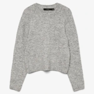 Grå stickad tröja från vero Moda  - Mysig grå stickad tröja från Vero Moda med rund halsringning och lång ärm. Perfekt för lager-på-lager och chill dagar. Tröjan har en enkel och stilren look som passar till det mesta. Superenkel att matcha med jeans eller kjol.