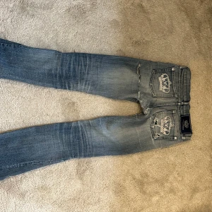Victoria Beckham jeans  - Low waist Viktoria Beckham jeans med snygga slitningar! 