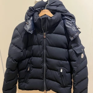 Moncler puffer jacket  - Moncler jacka, storlek s, marinblå 
