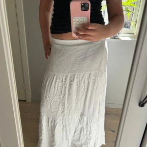 Vit långkjol  - Jättefin långkjol från stradivarius! 💗 