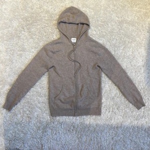 John Henric cashmere - Tja, säljer denna as feta cashmere zip från John Henric. Nypris 2500kr, skick 8/10. Den har en liten defekt vid kanten på ena magfickan. Skriv till mig om ni har andra frågor😁