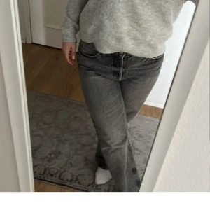 Grå raka jeans med vintage vibe - Lågmidjade jeans från Zara💞pris kan diskuteras