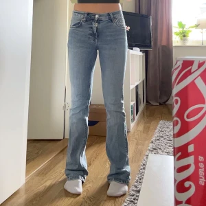 Jeans Gina - PRISFÖRSLAG! Perfect Jeans Gina tricot. Storlek 34, ljusblå, lågmidjade