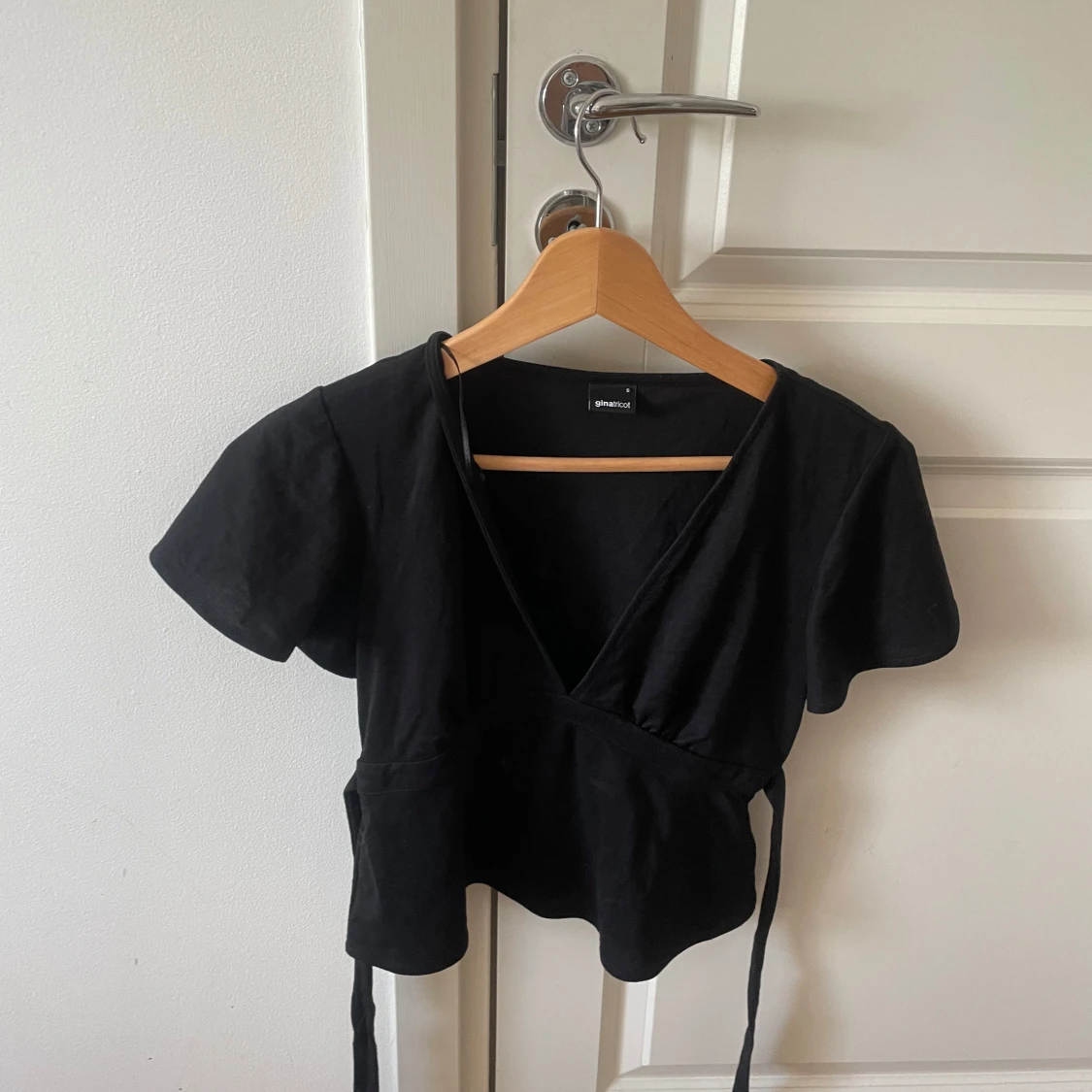 Svart omlottopp från Gina Tricot