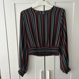 Elegant blus - Blus från Gina Tricot i superfint skick! Har endast använt den ett fåtal gånger. 100% polyester, Chiffong-liknande material 