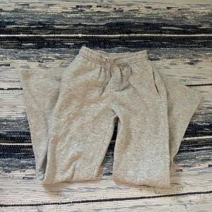 Mjukis byxor - Fina mjukis byxor från Gina Tricot. Mysiga och i nästan nyskick! Storlek: XXS  Pris är diskuterbart och hör av dig om det är något!