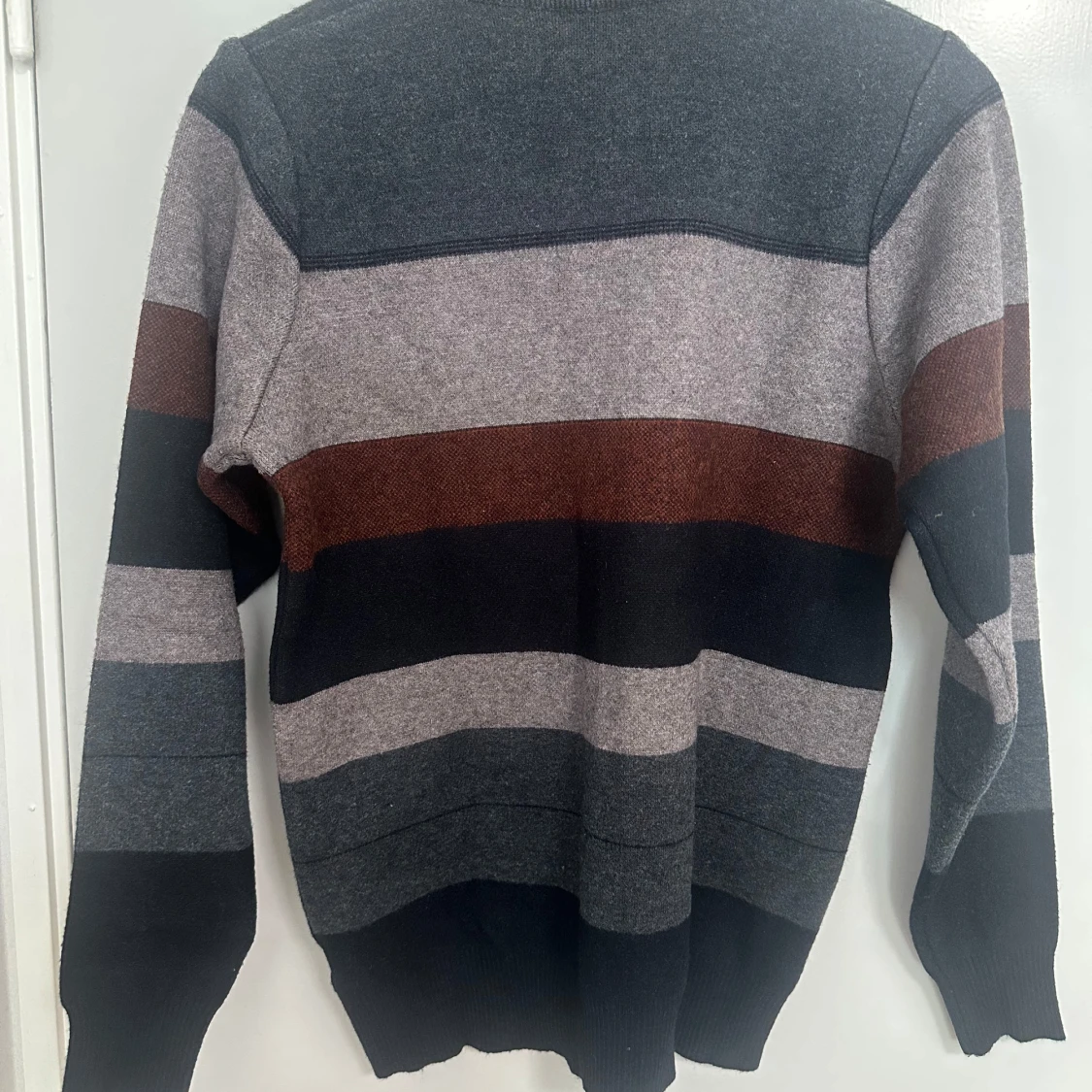 Randig stickad tröja i mörka toner - 1