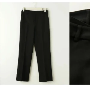 Kostymbyxor från Gina Tricot - Säljer svarta kostymbyxor oanvända med lappen kvar från Gina tricot i storlek 34. Raka ben men pressveck fickor fram och en detalj ficka bak (bild 2). Första bild från deras hemsida. Köparen betalar frakten!