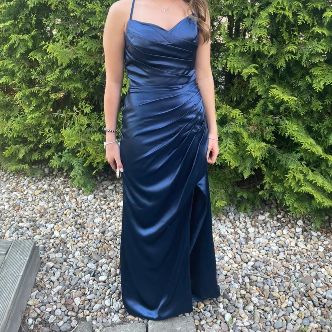 Mörkblå satin balklänning 