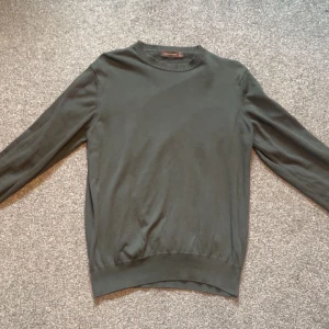 Mörkgrön tröja från Oscar Jacobson - Snygg mörkgrön tröja från Oscar Jacobson. Använd ett fåtal gånger utan några skador. Nypris 1300  mitt pris 800  (strl S) skriv vid minsta fråga!⭐️