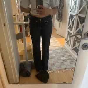 True religion (liknande) Levis jeans - Säljer dessa skit snygga tru religion ( liknande ) jeansen från Levis i super bra skick. Jeansen är låga och har en mycket snygg design med det synliga styngnen som ger en känsla av true religion. Fram på finns det en mycket snygg silvrig gylf knapp och på rumpan är den ikoniska Levis designen. Dessa jeans är mycket eftertraktade så var bredda på hugget.