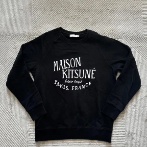 Maison kitsune sweatshirt | M  - Svart maison kitsune sweatshirt | mycket fint skick och inga defekter | har du funderingar tveka då inte på att höra av dig 