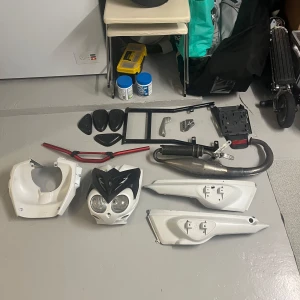 Säljer mina slider delar  - Bilderna visar olika delar och kåpor till en Yamaha slider, kåpor, styre och avgassystem. Perfekt för dig som gillar att meka och vill ge ditt fordon en ny look eller behöver reservdelar. Passar dig som är intresserad av fordon och motorer. De är bara å buda, bara å fråga om ni undrar, har också ett annat rör och mer andra kåpor och små delar så de är bara å fråga om ni undrar nåt