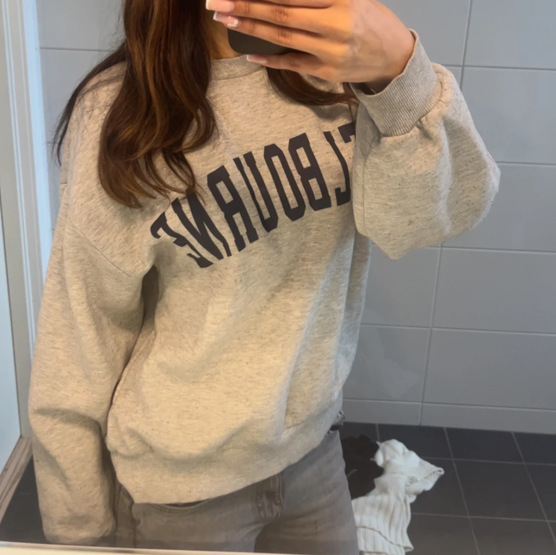 grå sweater - 1