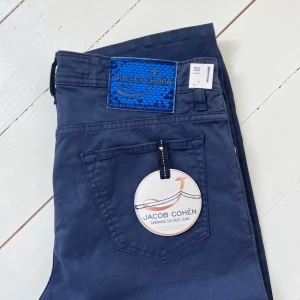 Jacob cohen jeans HELT NYA - Storlek W32, HELT NYA, kolla 3dje bilden för att se hur färgen faktiskt ser ut dom andra bilderna blev ljuset lite konstigt. Kom med frågor! 