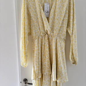 Gulblommig omlottklänning💛🌼 - Supersöt klänning från Gina. Storlek S. Helt oanvänd med lappen kvar💛