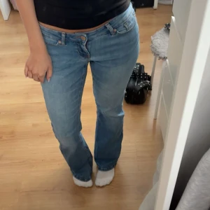 Low waist jeans Vero Moda - Skit snygga low waist jeans från Vero Moda som tyvärr inte kommer till användning längre. Har gått ut dom lite men på det stora hela är dom superfina bortsett från läderlappen som har rivits isär. Passar mig som är 161. Tveka inte att fråga om du undrar något! 💌