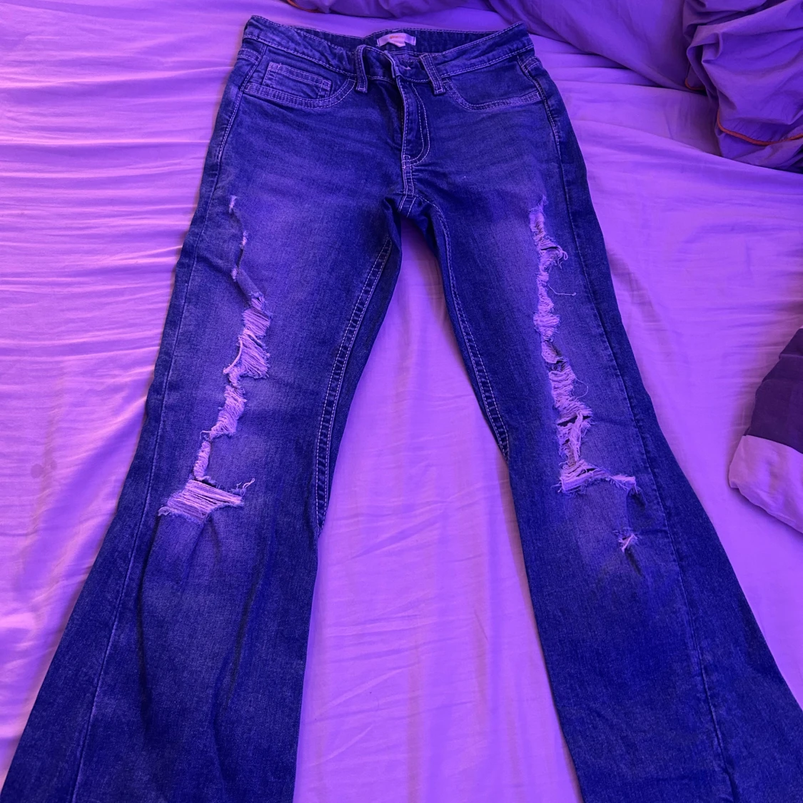 Blå bootcut jeans från Gina Tricot