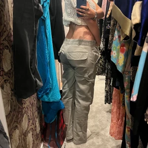Beiga Jeans  - Jeans köpta second hand. Använda fåtal gånger men passar tyvärr inte längre mig (som man ser på bilderna) de är i  fint skick. Har sytt om dem till Lågmidjade. Kan skicka mått om det behövs men passar ungefär xs/s. Skriv vid frågor<3