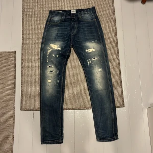 Jack & Jones vintage jeans med slitningar  - Feta jeans med snygga slitningar från Jack & Jones. Mycket bra skick, nästan nya. Storlek 29 
