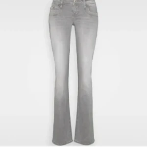 LTB Valerie Jeans  - Snygga grå jeans från LTB i bootcut-modell Valerie. W27 L30. Jättefint skick, endast använda fåtal gånger. Hör av dig om du har frågor eller vill diskutera priset! 💕