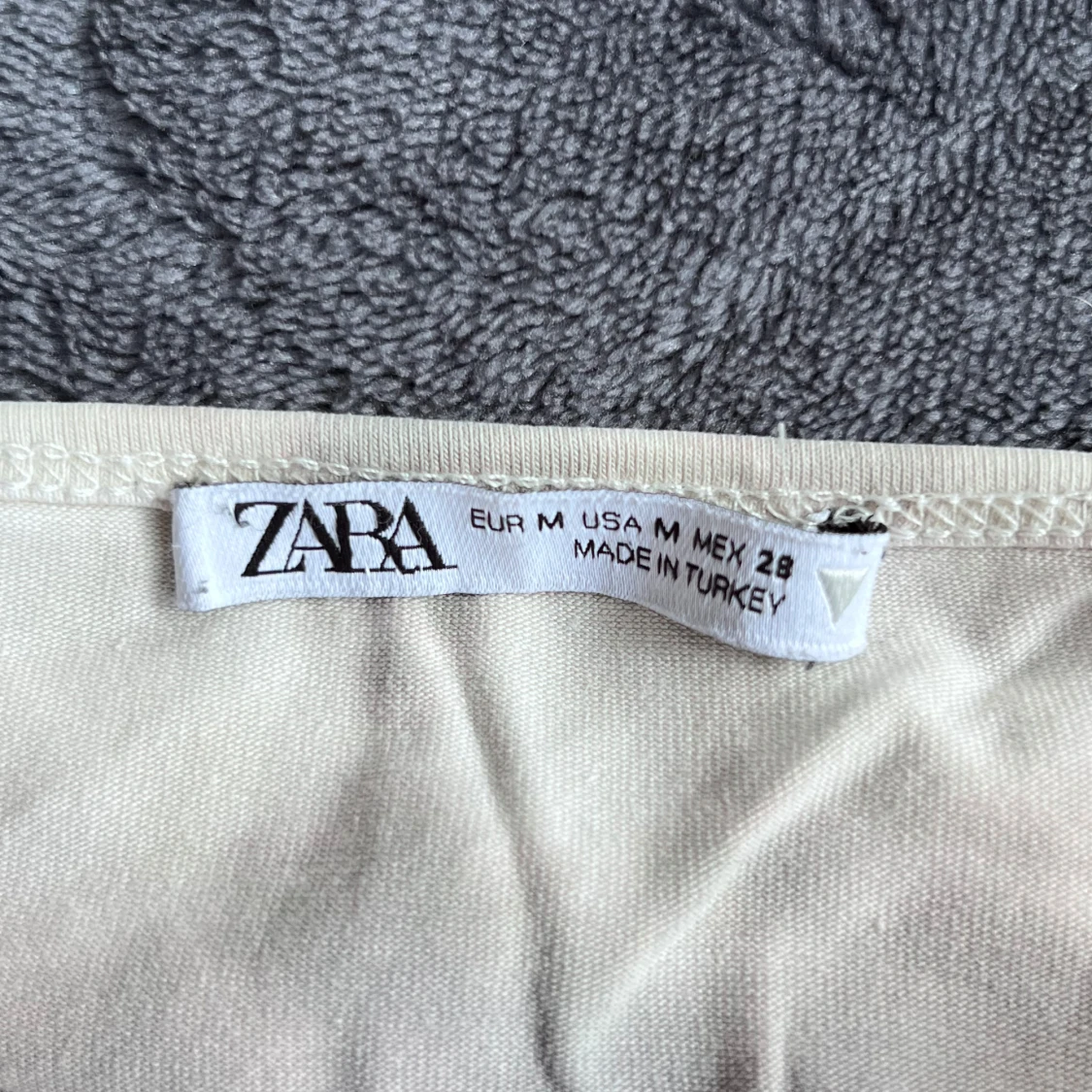 Ljusgrå tie-dye topp från Zara - 3