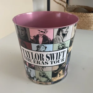 Taylor Swift skål/ burk - Färgstark och snygg skål/ burk med Taylor Swift! Med massor av coola bilder på burken/ skålen. En måste-ha för alla Swifties och musikälskare. Ps den är aldrig använd och har inga skrapor på sig.