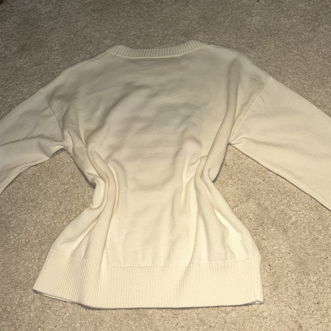 Vit stickad tröja med flagga från RYVLS - 2