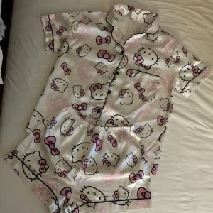 hello kitty  pyjamas - I storlek M Använd ca 2 gånger☺️säljs endast tillsammans som ett set