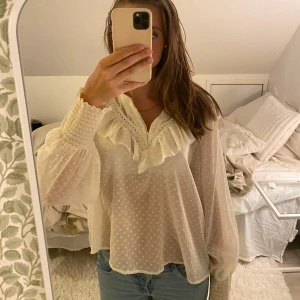 Vit volang blus från Zara  - Super fin Vit blus från Zara,  skönt och luftigt material, storlek M