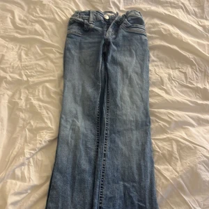 Blå jeans från Gina Tricot, stl 158 - Snygga blå jeans från Gina Tricot i storlek 158. Klassisk femficksmodell med raka ben och normal passform. Jeansen har dragkedja och knapp framtill samt bälteshällor. Perfekta till en avslappnad look.