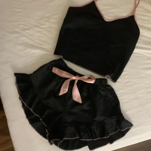 satin pyjamas - I storlek S använd 2 gånger säljer båda endast tillsammans 