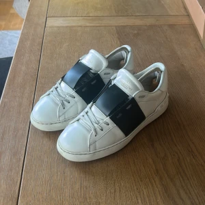 Svarta valentino open - Tjena! Säljer ett par snygga valentino open i storlek 41-42 då jag har vuxit ur dom. Skorna är i bra skick och är nyligen lagade. Enbart en liten skavank på utsidan av högerskon men det är ingen man märker av. Tänker mig 1999 kr men priset kan självklart diskuteras!