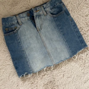 Blå jeanskjol - Snygg blå jeanskjol från UNIQ young i strl 140❣️