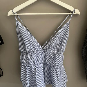 Randig topp - Storlek XS. Använd 1 gång.