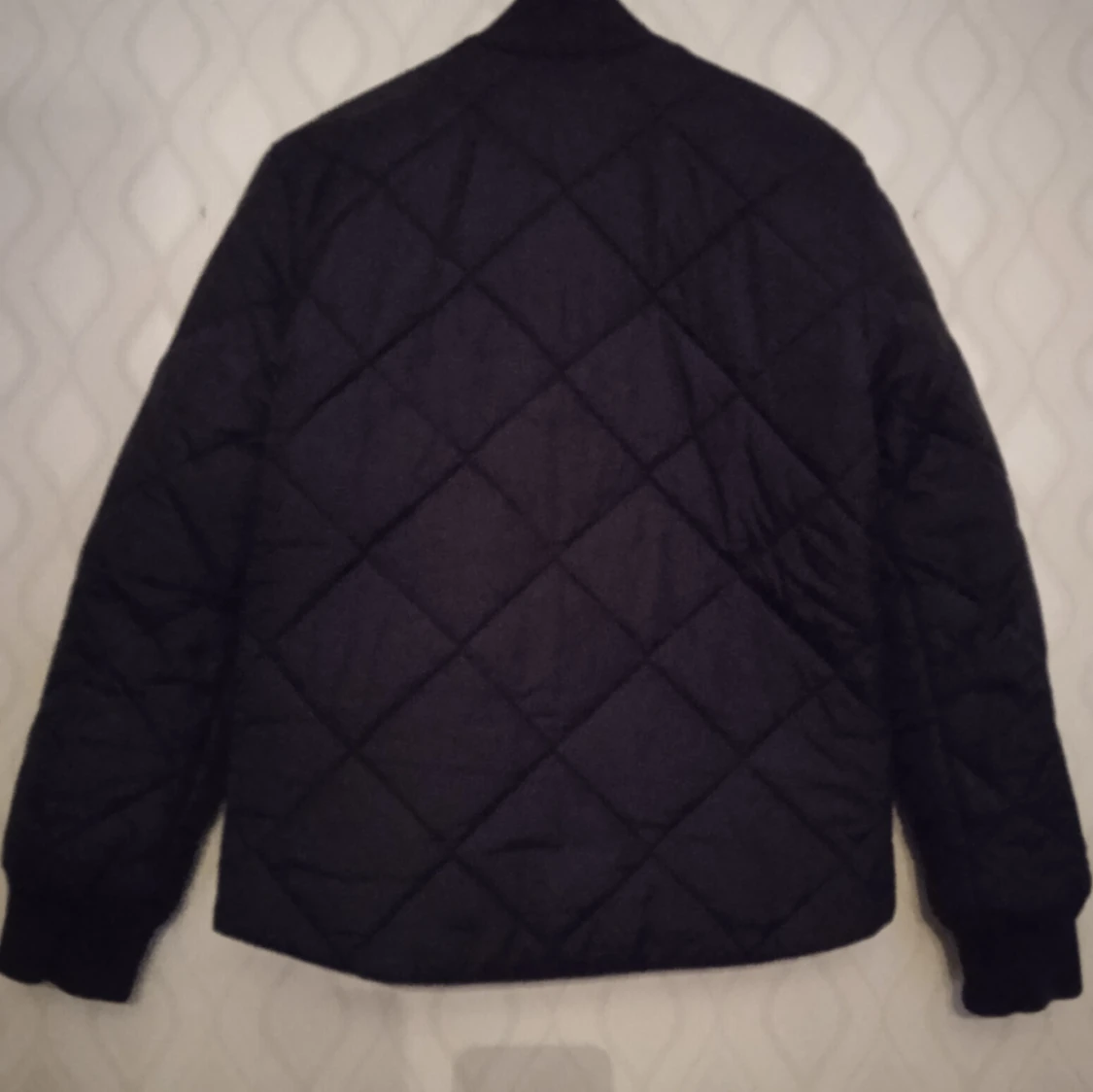 Svart quiltad jacka från EDC Brand Co - 4