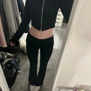Svart croppad hoodie - använd nån gång🌸.