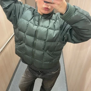 Svarta raka jeans från Levis - Säljer ett par washed black jeans från Hope, modell Rush storlek 31/32 med aningen bootcut passform. Lite slitna nertill. Perfekta till sneakers och hoodie för en avslappnad stil. Köptes i butik för 2900 kr