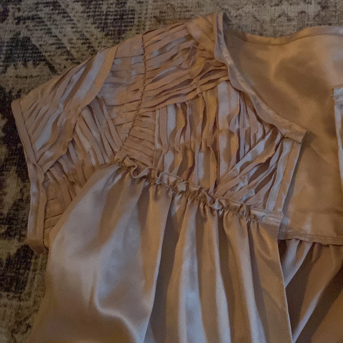 Champagnefärgad kofta i satin - 1