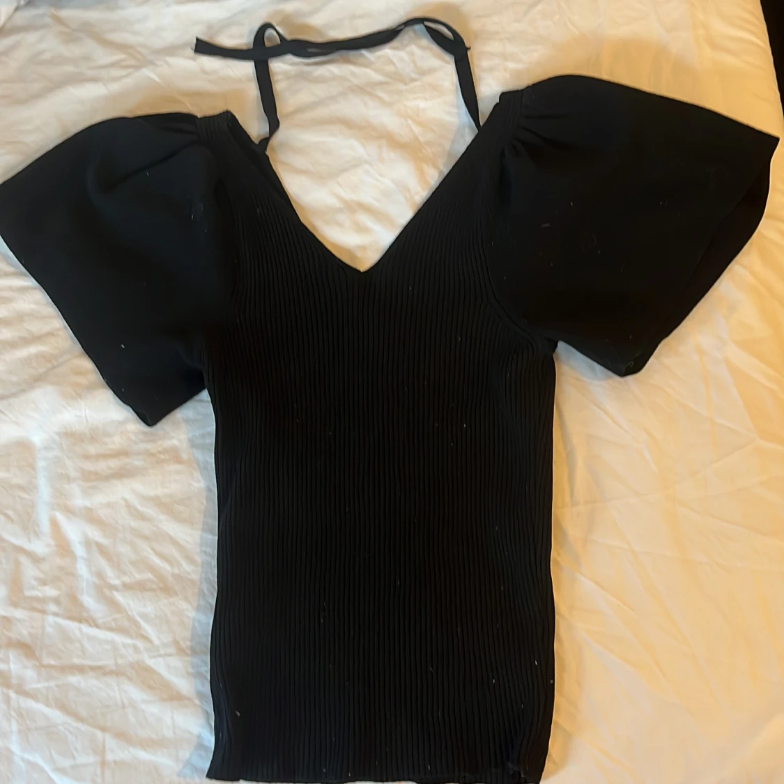 Svart ribbad topp med puffärm från ONLY