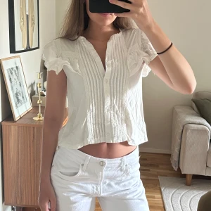 Vit blus - Vit blus/topp från Zaras barnavdelning 🌸 passar XS! 
