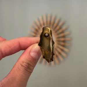 Unik, handgjord reversnål i mässing  - Den här typen av knapp eller brosch fästs i kostymens revers (den vikta delen av kragen) som en dekorativ accessoar.