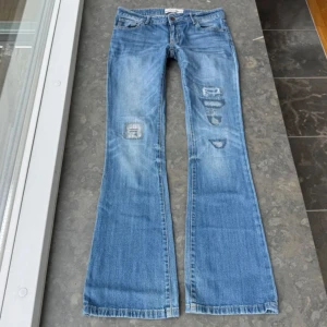 Blå bootcut jeans med slitningar - Snygga ljusblå jeans med bootcut passform och slitna detaljer på benen. Passar inte på mig❤️Midjemått tvärsöver: 41cm och innerbenslängd 81cm❤️