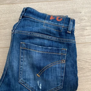 Dondup Jeans - Säljer ett par Dondup George jeans | Jeansen har skit snygga slitningar || Storlek: 31 | Skick: 9/10 ~ lappen medföljer köp || Nypris: 3600kr, vårat är ~ 749kr - Skriv vid minsta lilla fundering :) 💭 