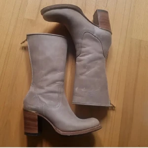  Primeboots - Snygga Primeboots i skinn med markerad träklack och dragkedja baktill. Klassisk rund tå och stilren design. Storlek 36.