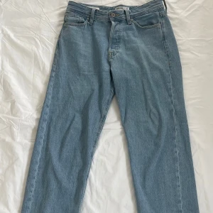 Jeans - Eddie blå loose fit jeans. I storlek W29 L32
