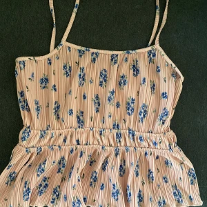 Topp ifrån monki  - Säljer en rosa topp med blått blommönster ifrån monki i storlek xxs. (Skulle dock säga att den kan passa både xxs och xs) Varan är i mycket bra skick och är aldrig använd. Hör gärna av er vid frågor eller funderingar!! Pris går att diskuteras!💕🫶