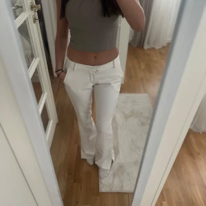 Vita bootcut kostymbyxor BikBok 36 -  vita kostymbyxor från BikBok i storlek 36. 