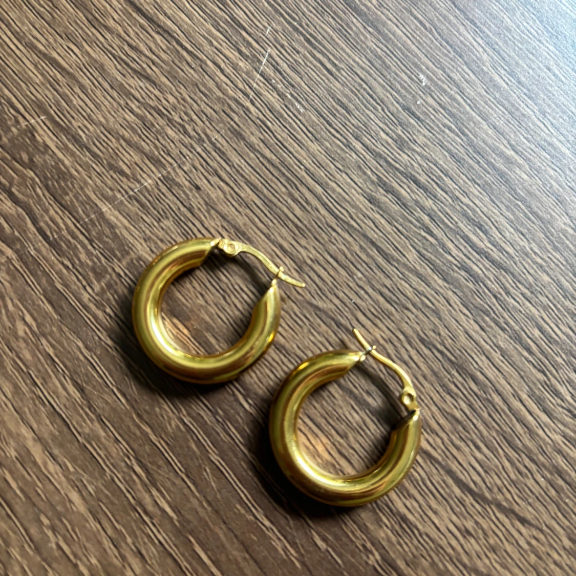 Guldiga chunky hoops örhängen - 1