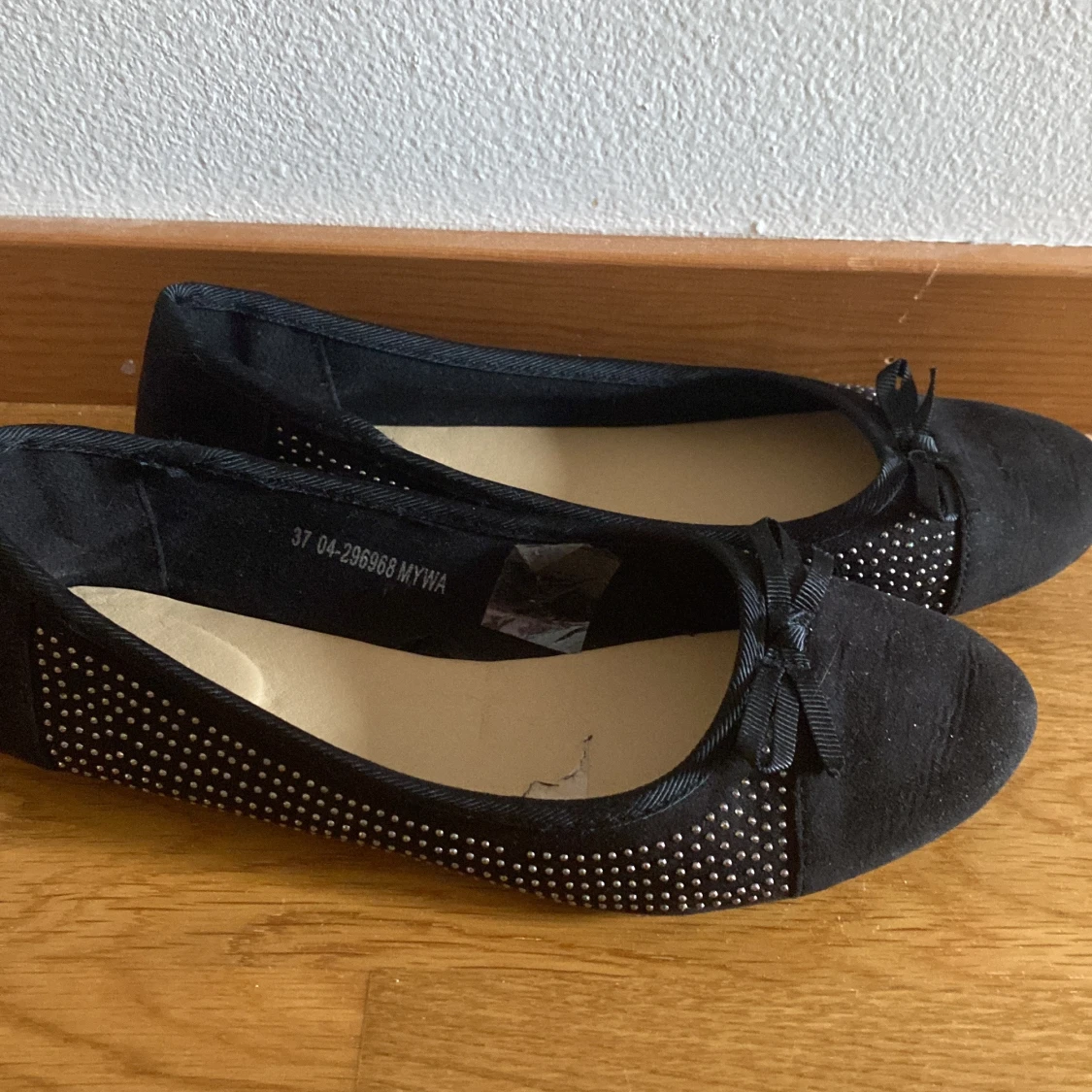 Svarta ballerinaskor med rosett och nitar - 1